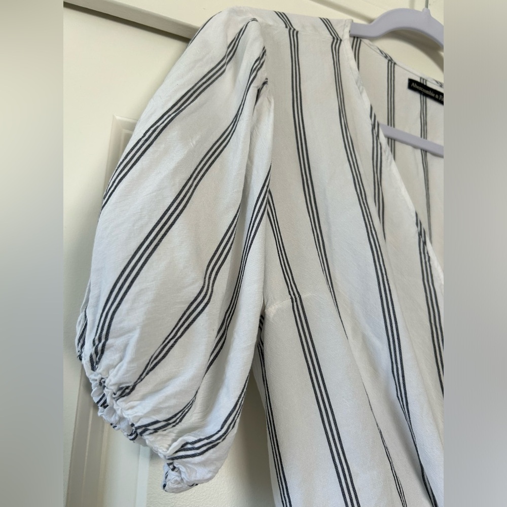 Abercrombie & Fitch White and Gray Puff Sleeve Wrap Blouse - Picture 4 of 10